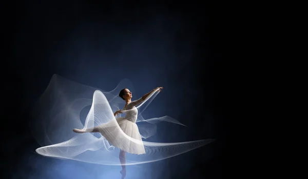 Danseuse de ballet en saut. Techniques mixtes — Photo