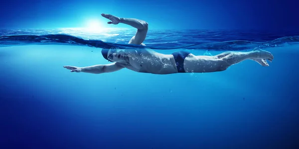 Schwimmer bei Wettkämpfen. Gemischte Medien — Stockfoto