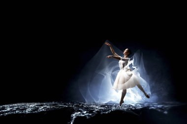 Zıplayan balerin. Karışık ortam