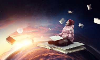 Küçük kız kitap okuyor.