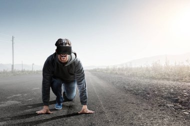 Sanal gerçeklikteki genç adam. Karışık ortam