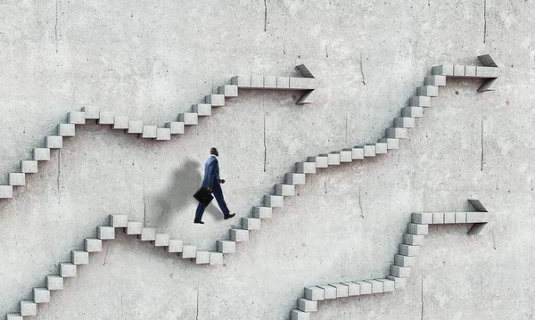 Beeld van een zakenman die naar boven loopt — Stockfoto