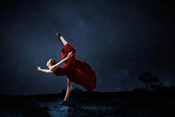 Dançarina jovem e bonita em um vestido vermelho. Meios mistos. Meios mistos — Fotografia de Stock