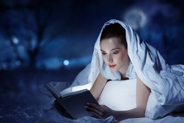 Γυναίκα διαβάζει βιβλίο. Μεικτά μέσα — Φωτογραφία Αρχείου