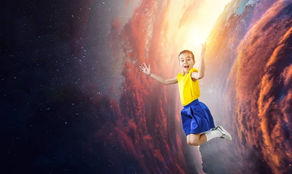 小孩在太空里混合媒体 — 图库照片