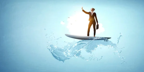 Επιχειρηματίας που παίρνει selfie στα κύματα — Φωτογραφία Αρχείου