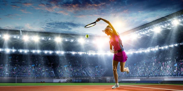 Young woman playing tennis in action — Stock Photo, Image