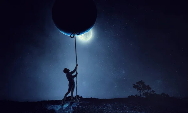Jeune fille attrapant la lune. Techniques mixtes — Photo