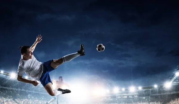 Fotbollsspelare i aktion på en stadion — Stockfoto