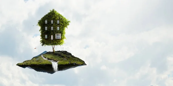 Little Eco House på det gröna gräset — Stockfoto