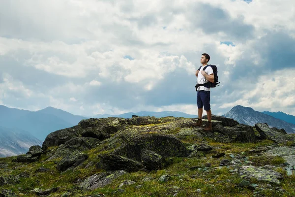 Viajero joven explorando el concepto del mundo — Foto de Stock