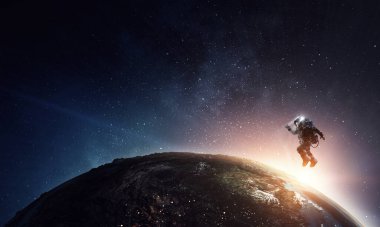 Gezegen yörüngesindeki astronot.