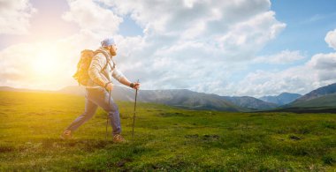 Sırt çantasıyla gezen bir turist