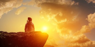 Hayalperest küçük kız yalnız oturuyor.