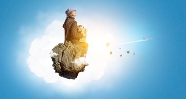 Ev hanımı alışveriş çantalarıyla yürüyor.