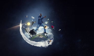 Uzayda koşan günlük kıyafetler giyen neşeli siyahi adam. Karışık ortam