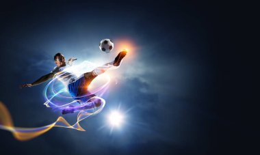 Stadyumdaki futbolcu iş başında. Karışık ortam