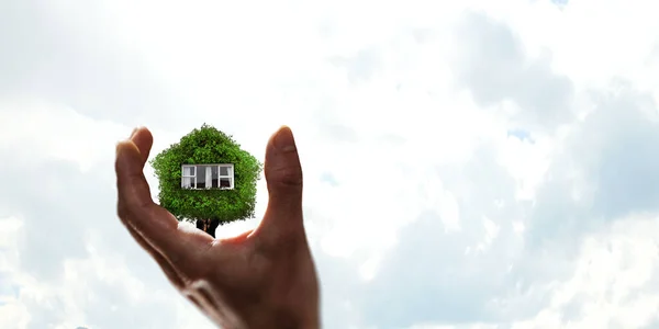 Hand houden van het groene huis. Gemengde media — Stockfoto