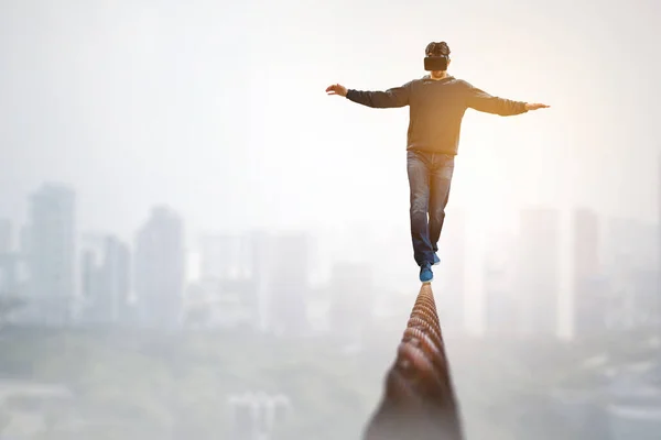 Homem vestindo óculos de realidade virtual e equilibrando na corda — Fotografia de Stock