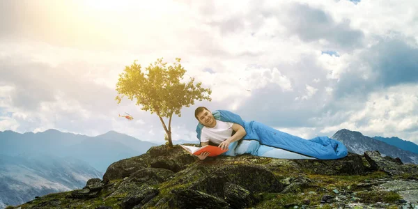 Viajero joven en saco de dormir — Foto de Stock