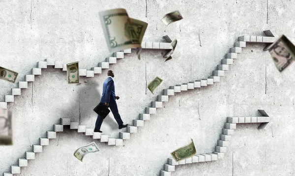 Чорний бізнесмен піднімається по кам'яних сходах, ілюструючи кар'єрний розвиток та концепцію успіху. Змішані носії — стокове фото