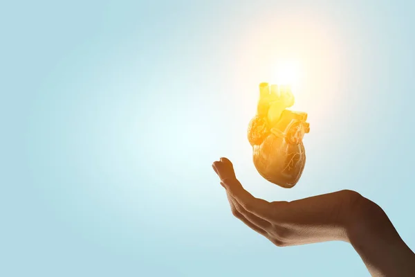 Yenilikçi tıp kavramı. Kalp sembolü — Stok fotoğraf