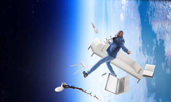 Радостный черный мужчина в повседневной одежде, бегущий в космосе. Смешанные медиа — стоковое фото