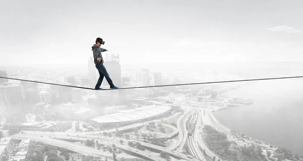 Чоловік в окулярах віртуальної реальності і балансування на мотузці — стокове фото