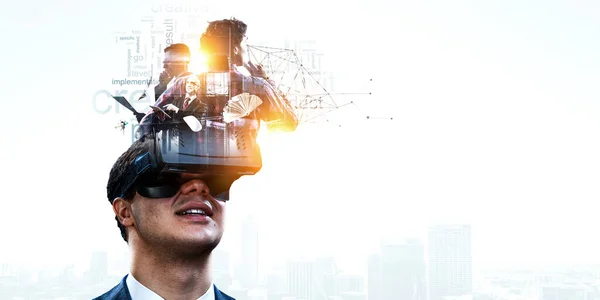 Abstraktes Bild der Virtual-Reality-Erfahrung, ein Mann mit Brille — Stockfoto