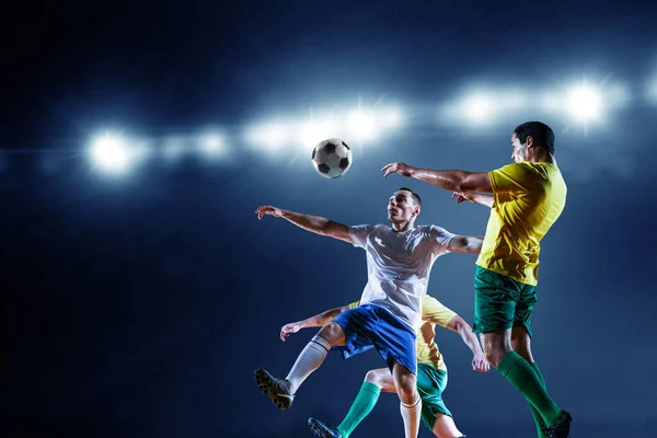 Papper genombrott hål effekt och fotbollsspelare. Blandade medier — Stockfoto