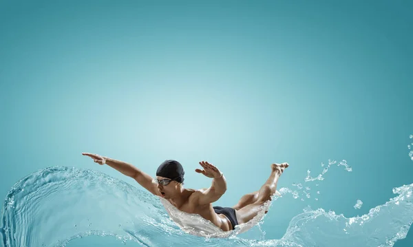 Professionele man zwemmer op een golf — Stockfoto