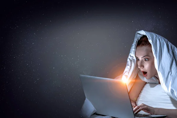 Vrouw met laptop ondergedompeld in virtual reality — Stockfoto