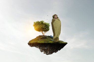 Uyku tulumundaki genç gezgin.