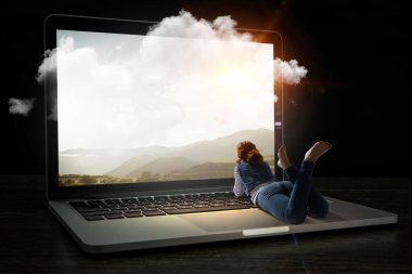 Ayakları havada, gündelik giysiler içinde genç bir kadın.