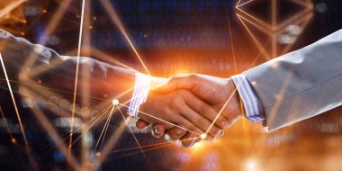 Bir kadın ve bir erkek el sıkışıyor. Karışık ortam