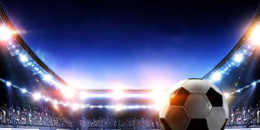 Işıklar altında tam gece futbol sahası