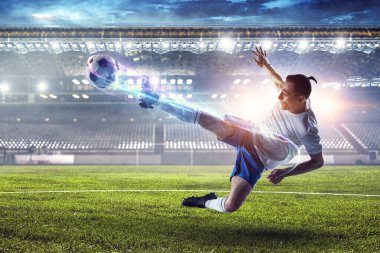 Stadyumdaki futbolcu iş başında. Karışık ortam