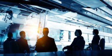 Aydınlatılmış arka planı olan bir grup iş adamı ana hatları