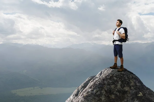 Viajero joven explorando el concepto del mundo — Foto de Stock