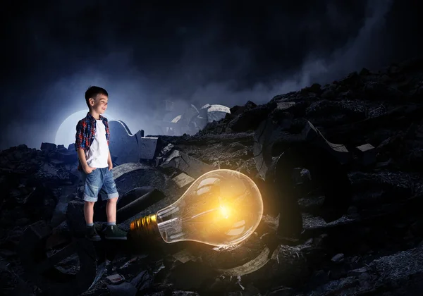 Мальчик держит лампочку — стоковое фото