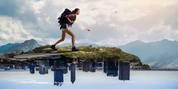 Travelling female tourist with backpack — Stock Photo, Image