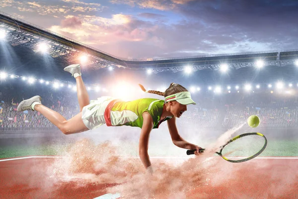 Jeune femme jouant au tennis en action. Techniques mixtes — Photo