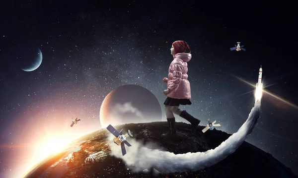 En liten flicka går på en vacker fullmåne natt. — Stockfoto