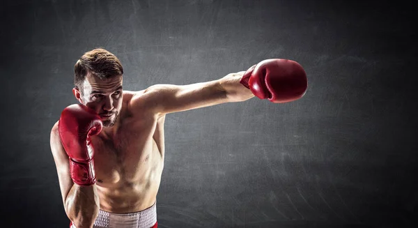 Punch de boxeador jovem profissional — Fotografia de Stock