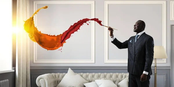 Fogalmi kép ambiciózus és kreatív üzletemberről fekete öltönyben, aki ecsetet tart a kezében — Stock Fotó