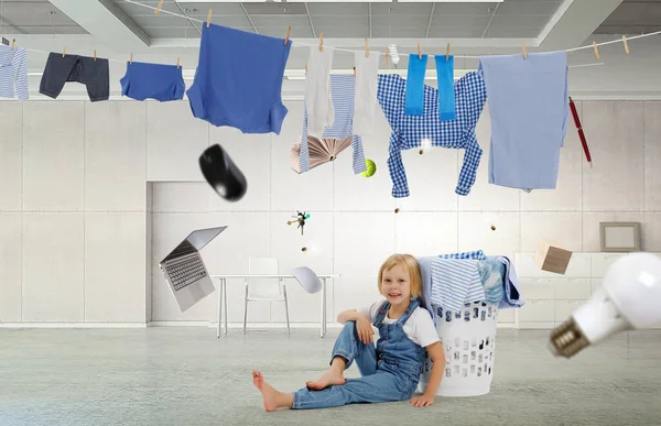 Niña feliz con ropa lavada — Foto de Stock