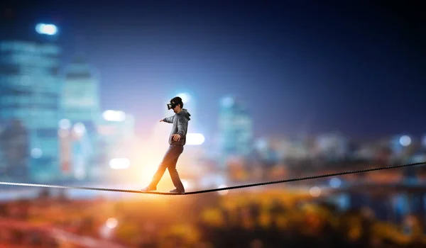 Homem vestindo óculos de realidade virtual e equilibrando na corda — Fotografia de Stock