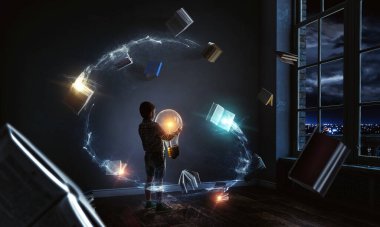 Etrafında kitaplar olan bir ampul tutan çocuk.