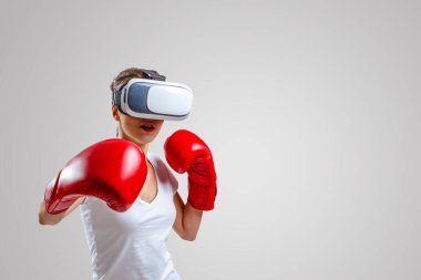 Genç kadın boks yapıyor. - Evet. Karışık ortam