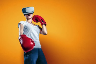 Genç kadın boks yapıyor. - Evet. Karışık ortam